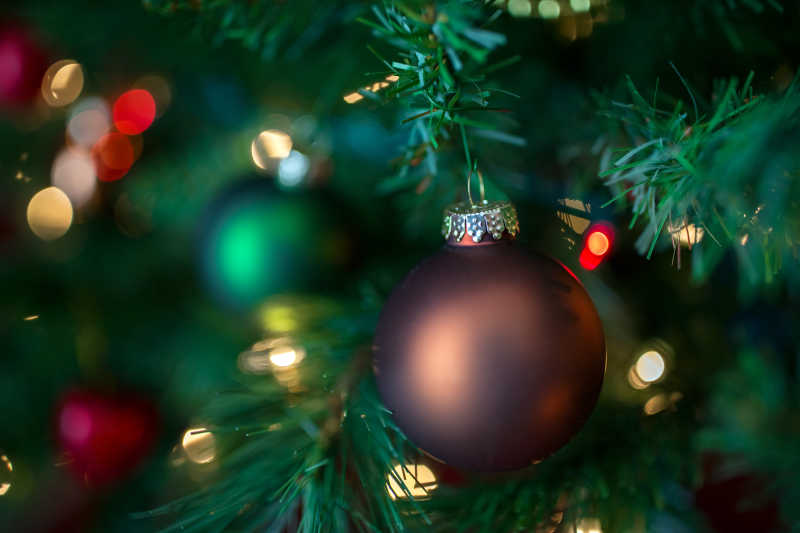 带装饰物的圣诞树