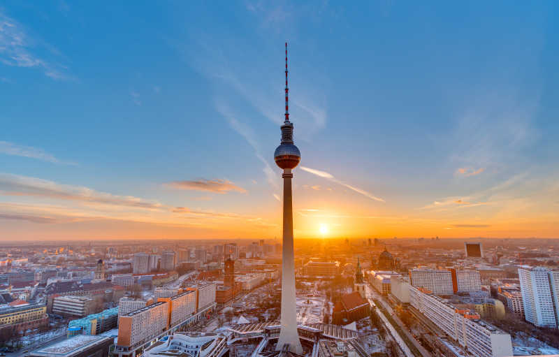 美丽的夕阳与电视塔在Alexanderplatz柏林