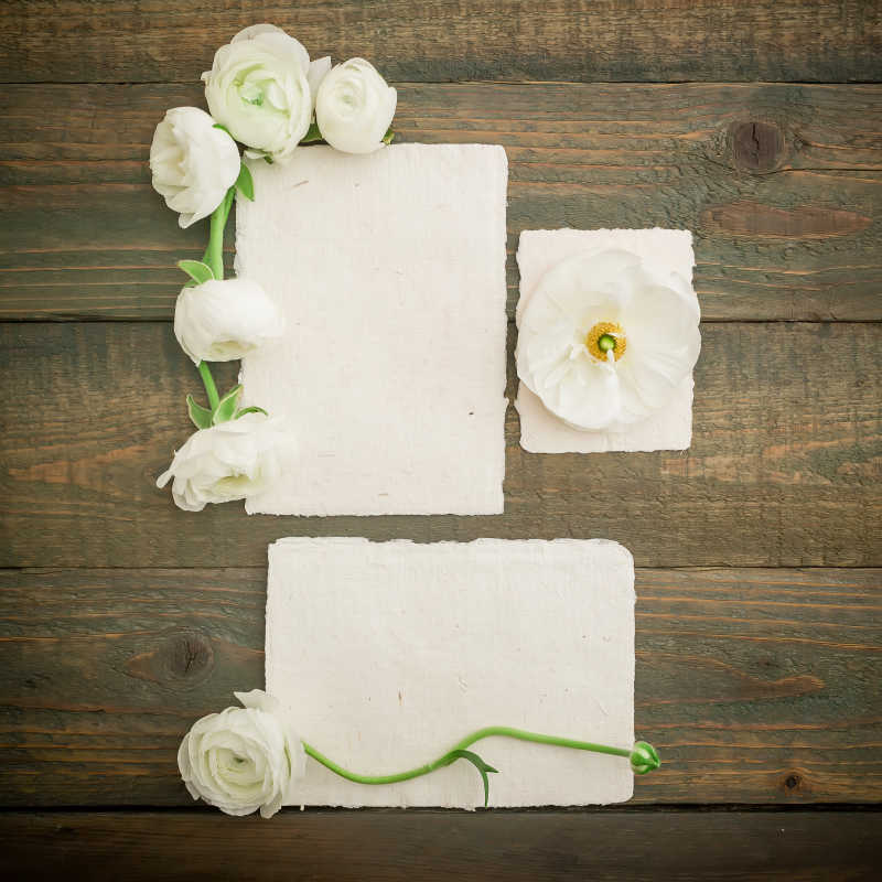 纸卡片信封和白花在木制的背景