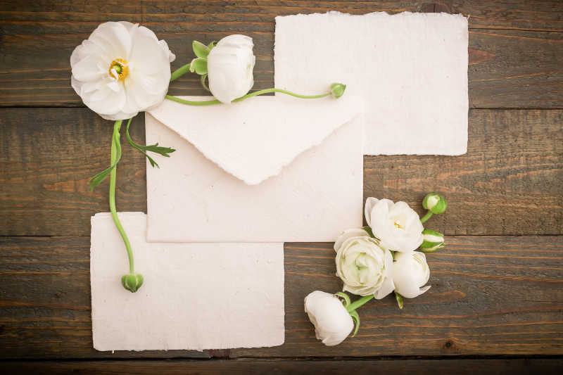 古典背景的纸明信片信封和白色的花朵