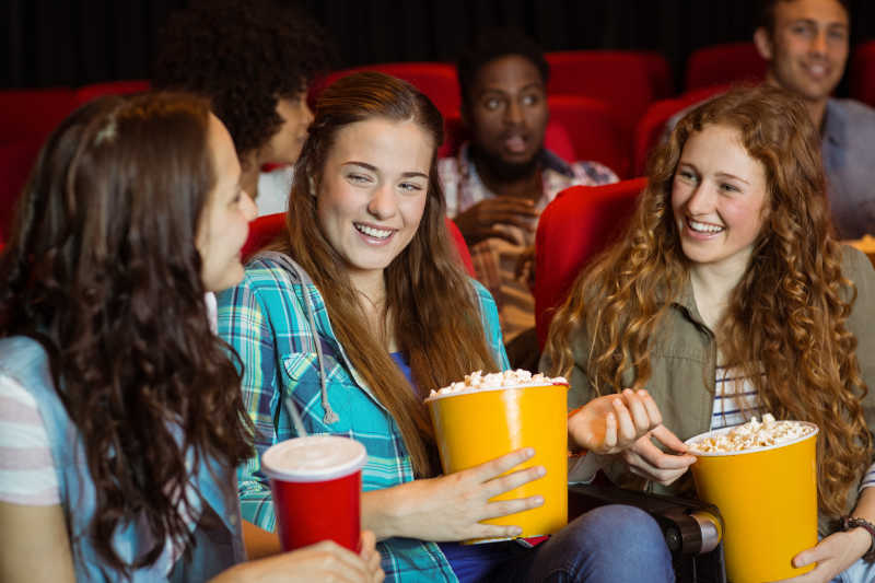 年轻朋友在电影院看电影