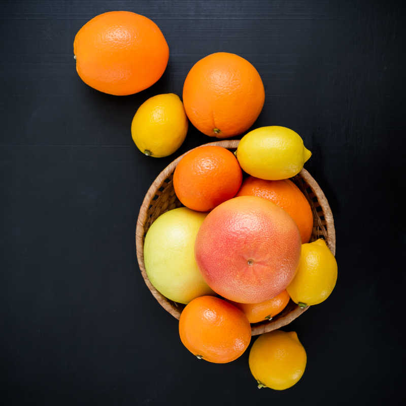黑色背景的柑橘类水果图