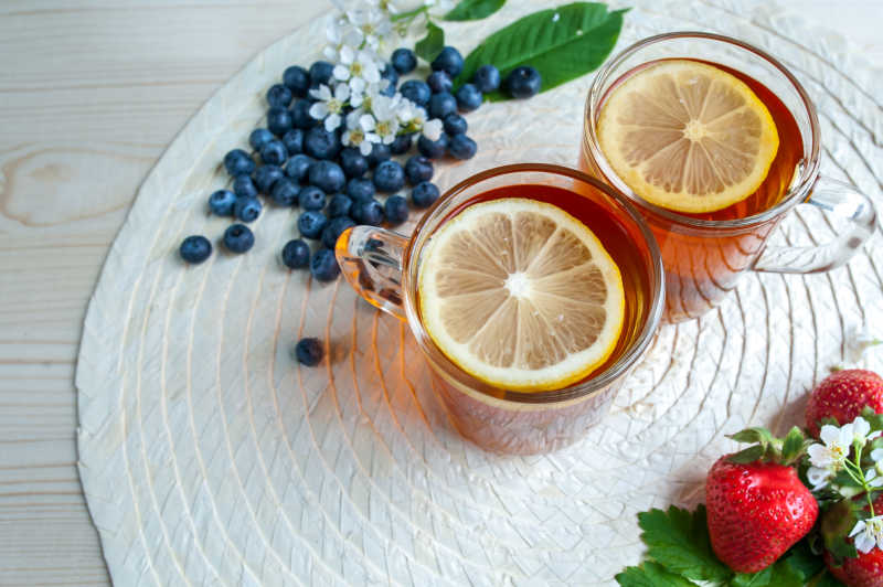 玻璃杯中的柠檬茶和蓝莓
