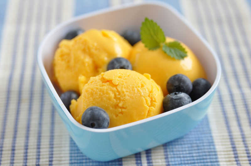 碗里的冰淇淋和蓝莓