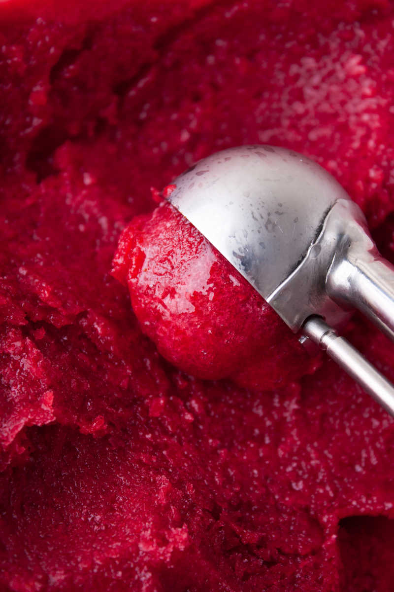 红色的冰淇淋和冰淇淋勺