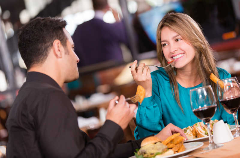 情侣在餐厅快乐的用餐