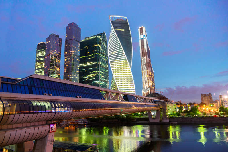 俄罗斯莫斯科的摩天大楼和夜晚的河流