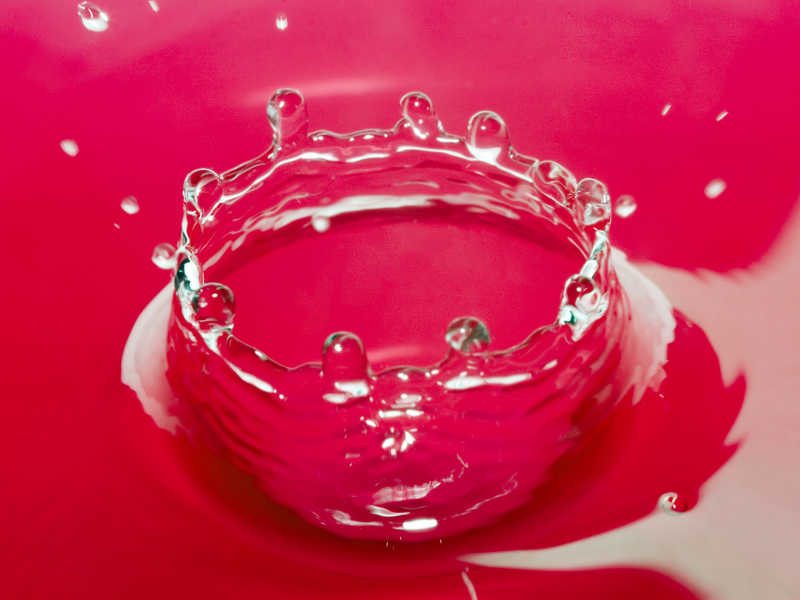 皇冠状的水滴红色