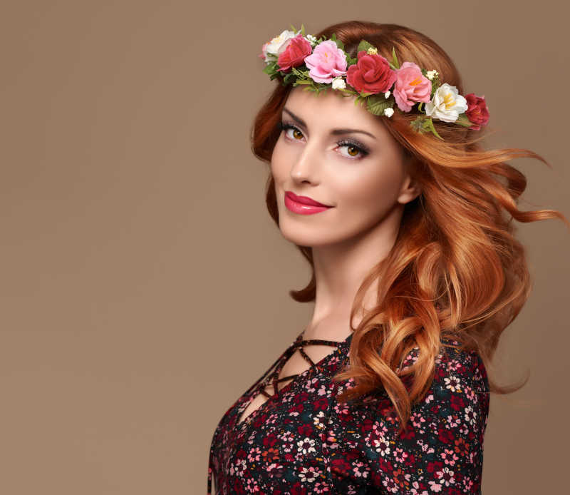时尚卷发女人写真与波希米亚的花环