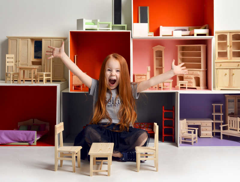 棕红色头发旁的小型积木玩具桌椅