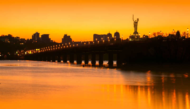 乌克兰基辅城市日落下的桥和江河
