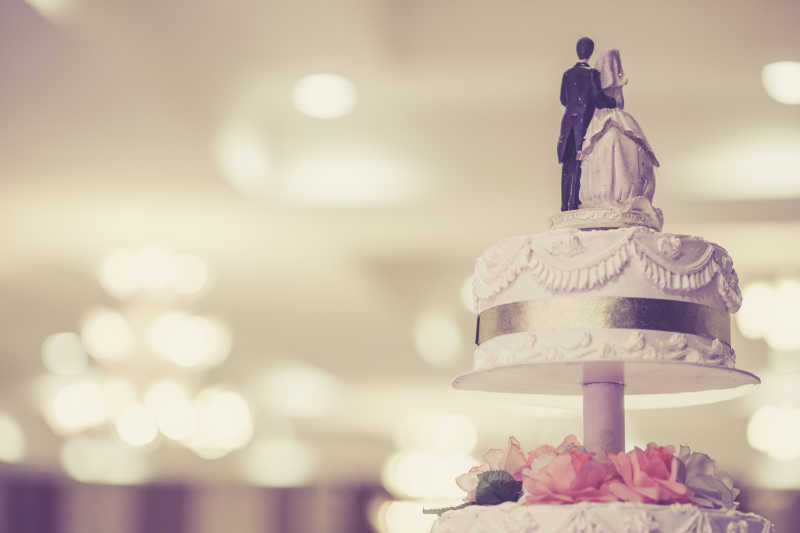 婚礼蛋糕以及蛋糕上的人偶