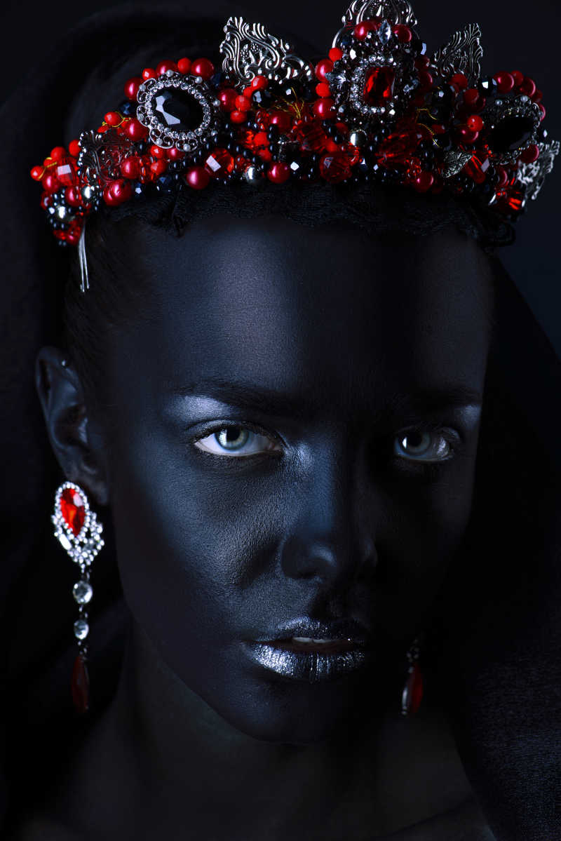 戴着红宝石的时尚黑人模特