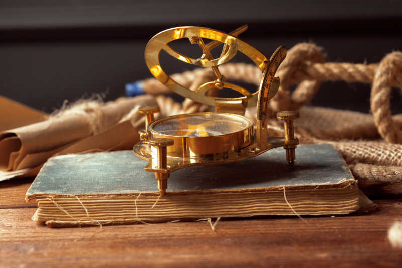 老式手稿和罗盘指南针