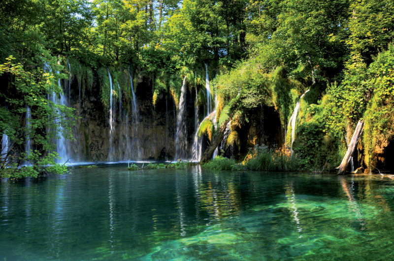 克罗地亚国家公园树木瀑布和湖