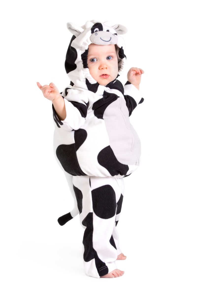 白色背景穿着奶牛连帽衫的婴儿