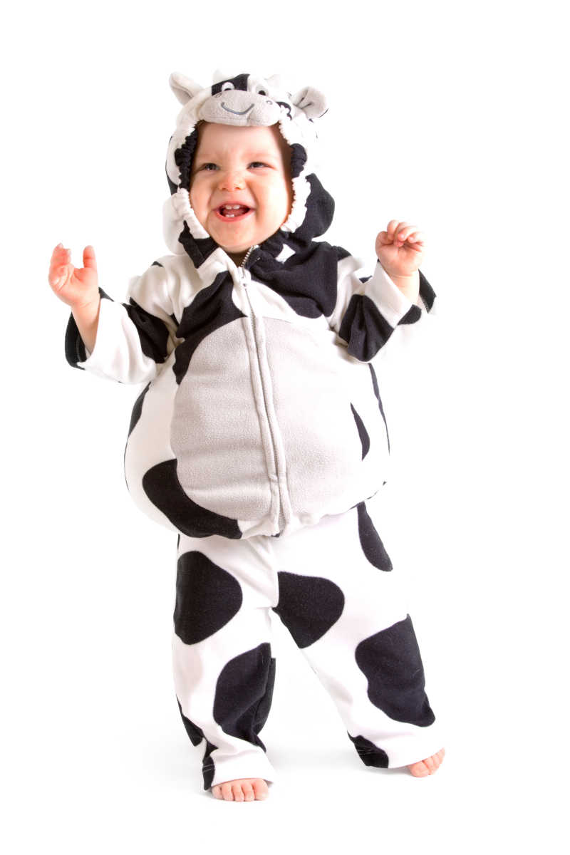 穿着奶牛连帽衫开心笑着的婴儿