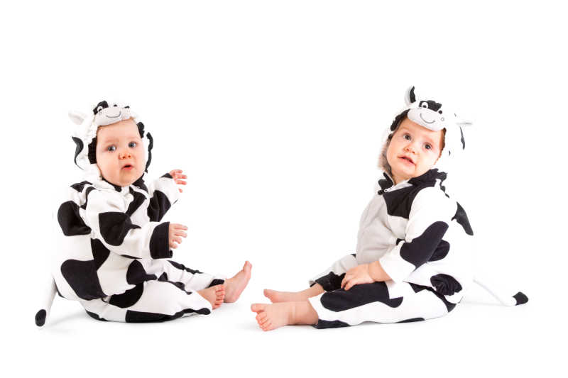 两个穿奶牛连帽衫的可爱婴儿