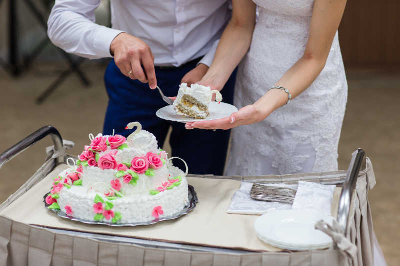 新婚夫妇切蛋糕特写