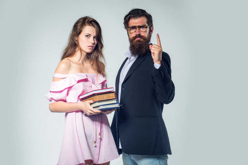 年轻夫妇带着书和眼镜
