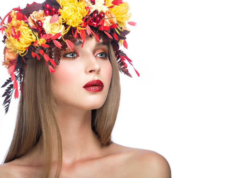 带有叶子与花组成的花环时尚妆容的创意彩妆