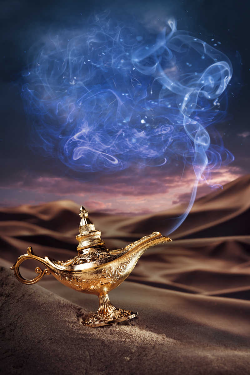 沙漠上的阿拉丁魔法烟雾神灯