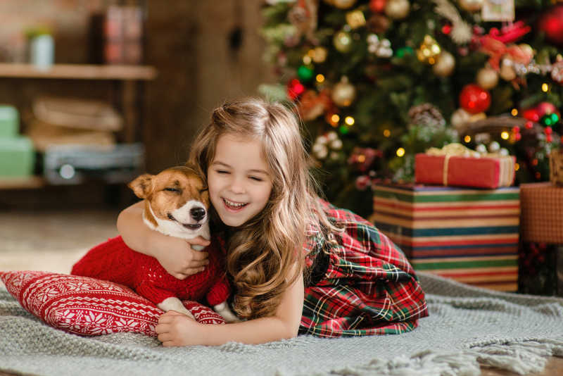 圣诞节快乐的小女孩和小狗