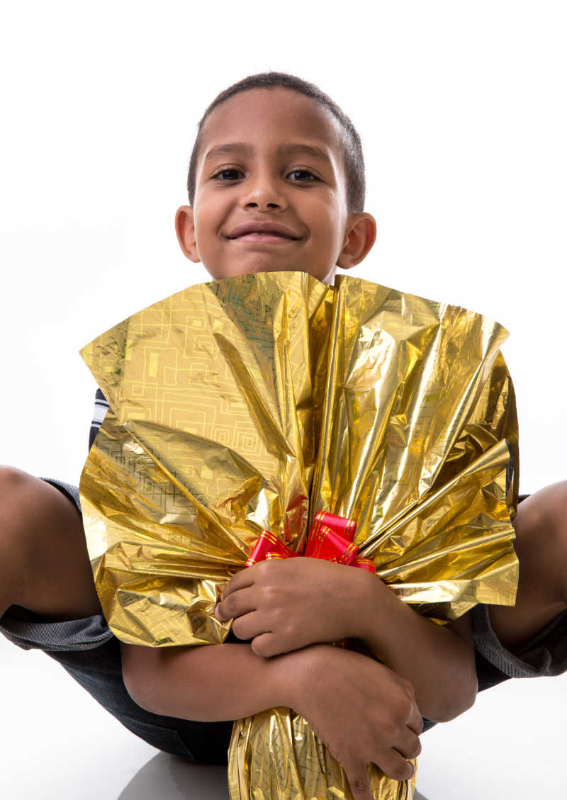 快乐的巴西儿童抱着复活节彩蛋开心的笑着