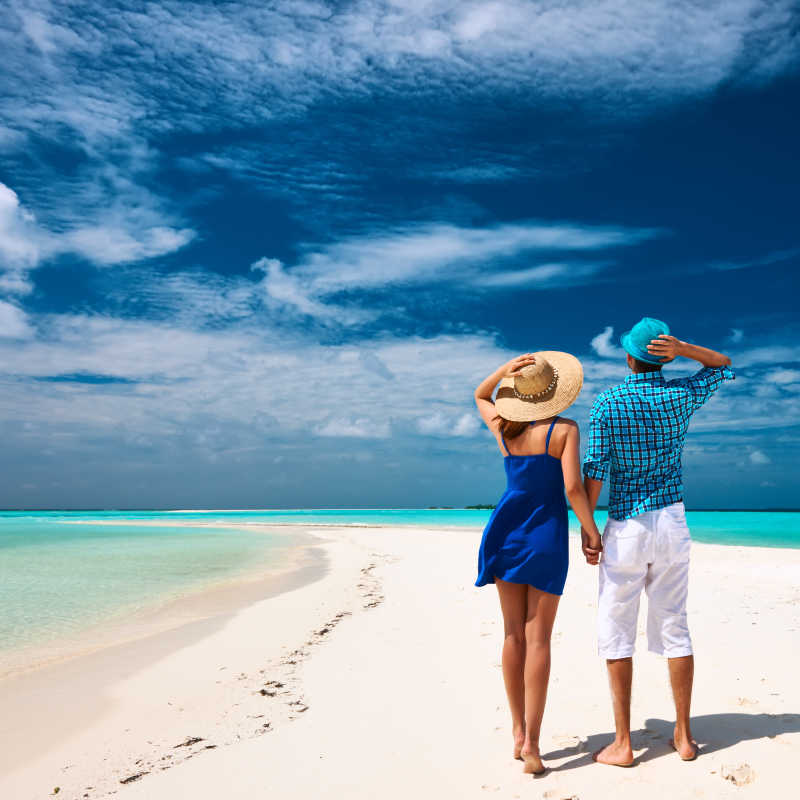 马尔代夫海滩上的度假的情侣或者夫妇特写