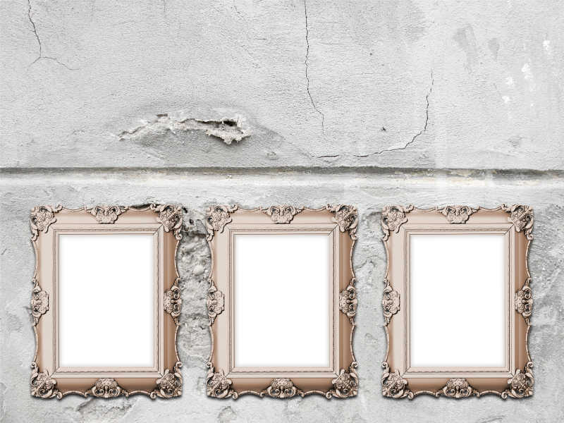 混凝土上的三个浅棕色巴洛克式画框