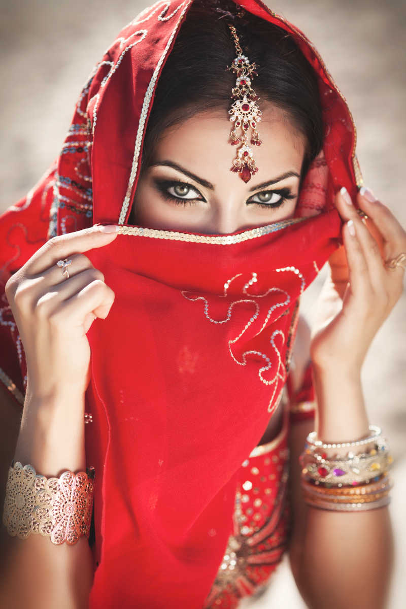 华丽的黑色新娘身着传统服装在印度