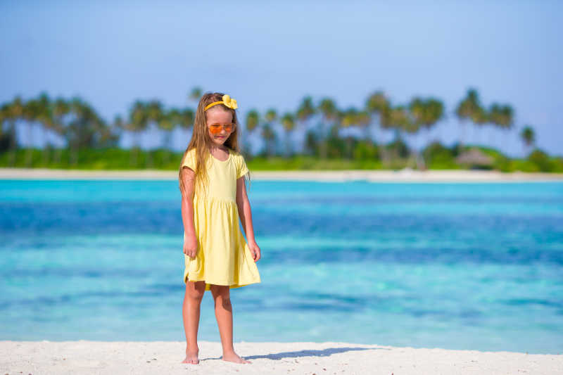 可爱的小女孩在海边的浅水区玩得开心