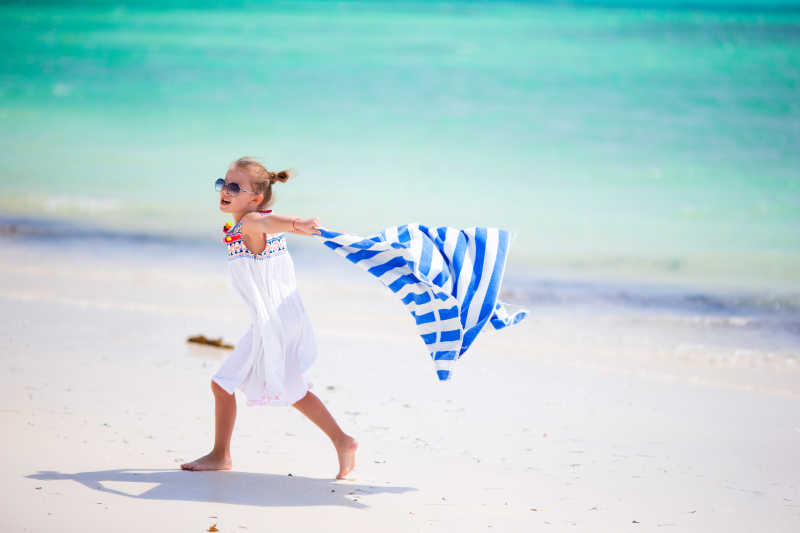 沙滩上奔跑的小女孩