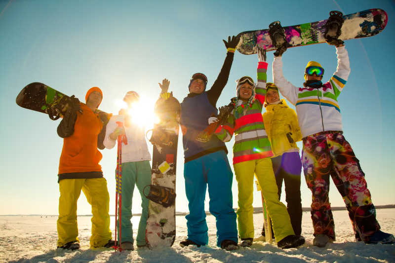 滑雪季节滑雪的一群年轻人在阳光下欢呼