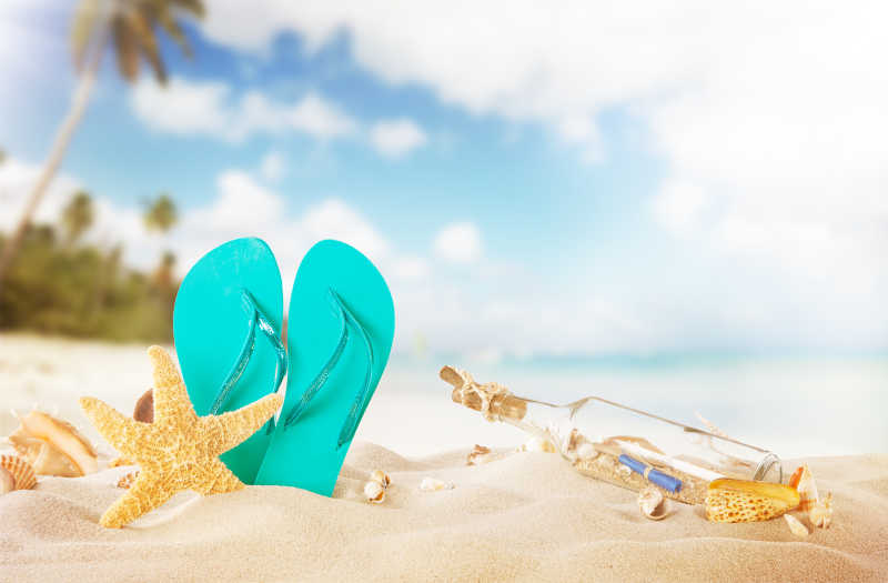 假日海滩漂流瓶蓝色凉鞋和海星贝壳