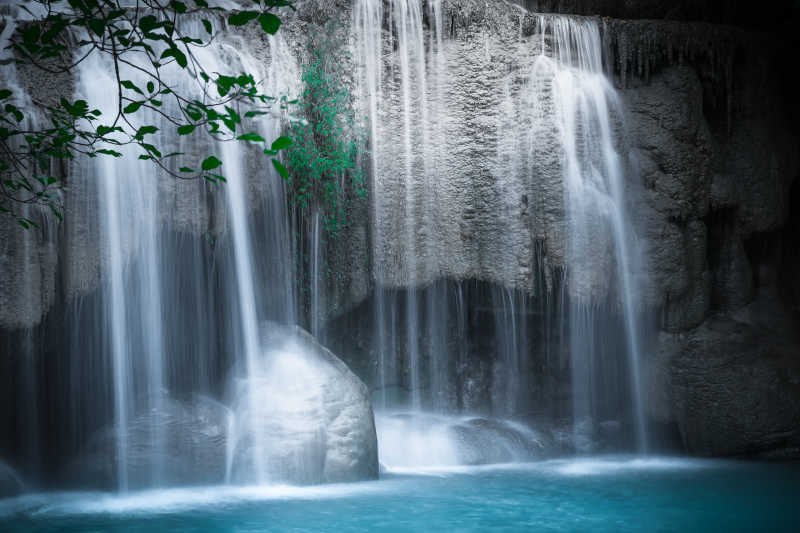 热带雨林的悬崖瀑布