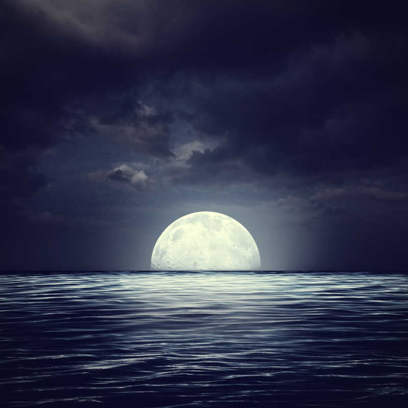 夜间海面上美丽的月亮