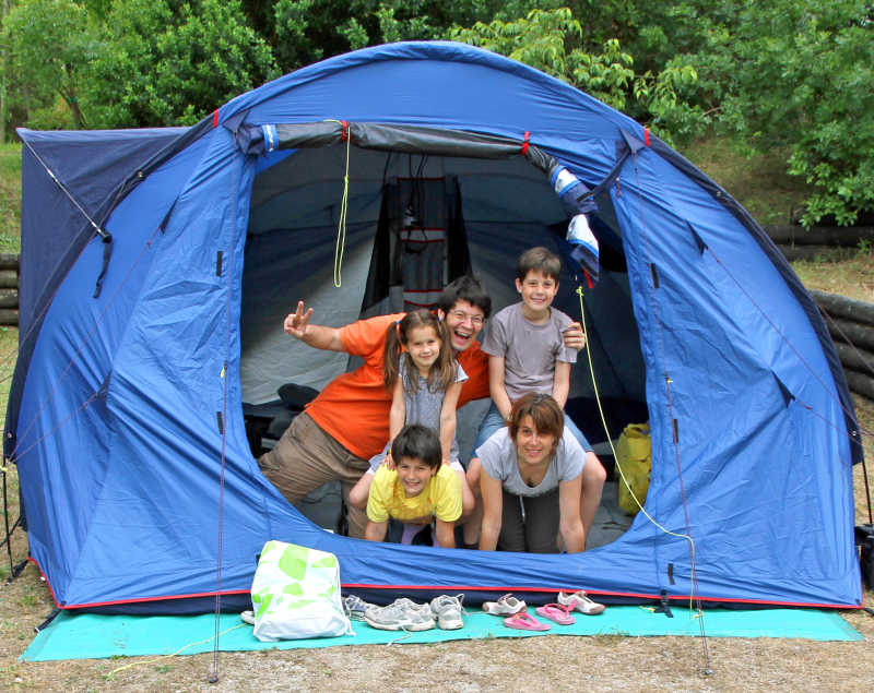野外露营帐篷里的幸福之家