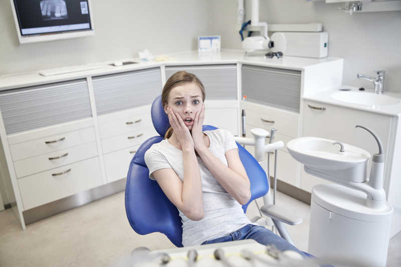 牙科诊所里害怕的女孩