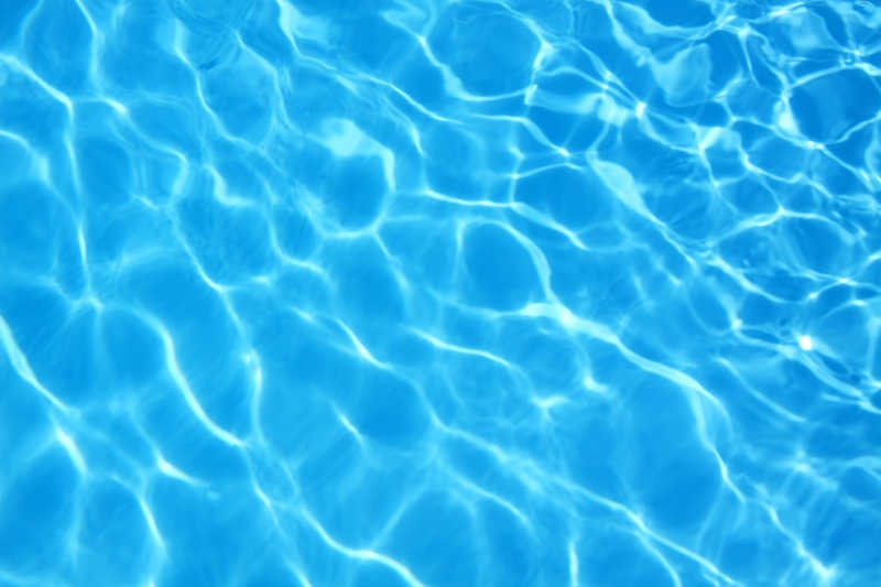 蓝色游泳池里水的波纹