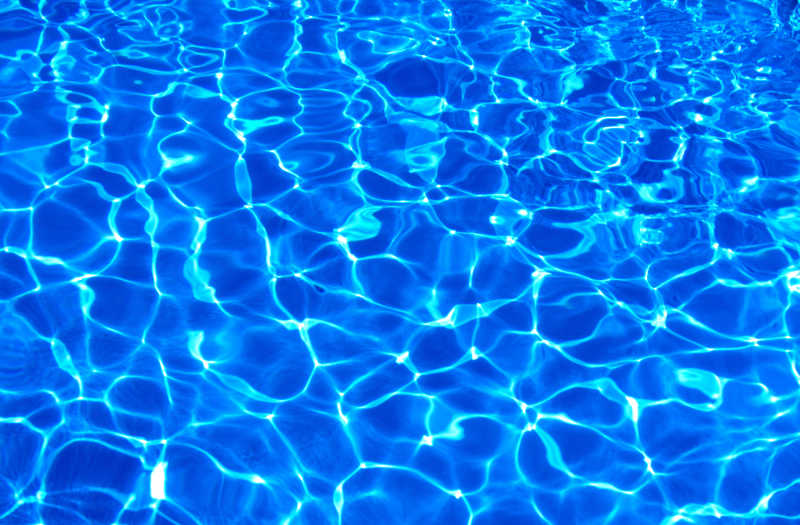 深蓝色游泳池水面波纹