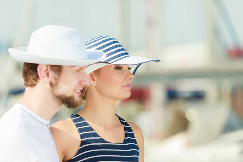 站在游艇码头的年轻旅游夫妇