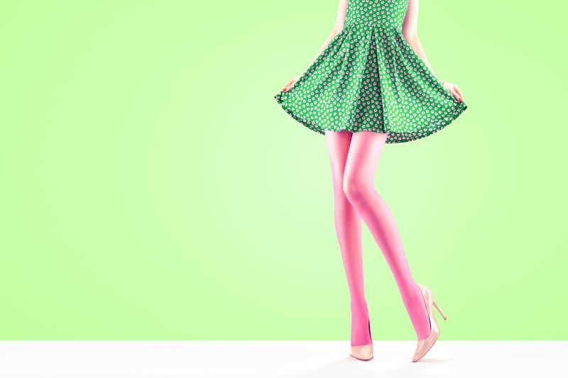 时尚绿色短裙模特女郎