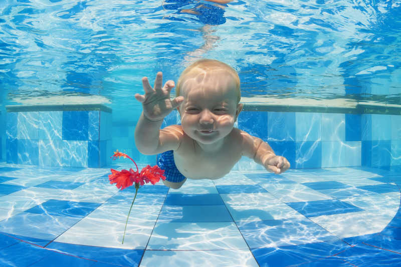 小男孩在游泳