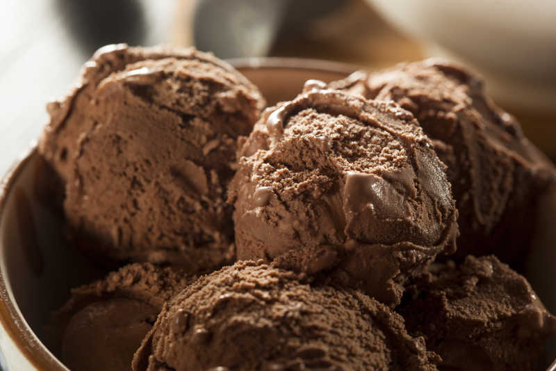 碗里球形的巧克力冰淇淋
