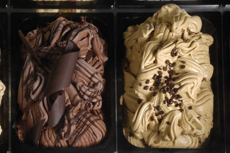 盛好的巧克力味咖啡味的冰淇淋