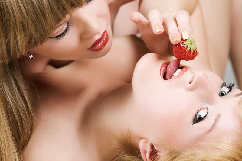 女同性恋与草莓的特写