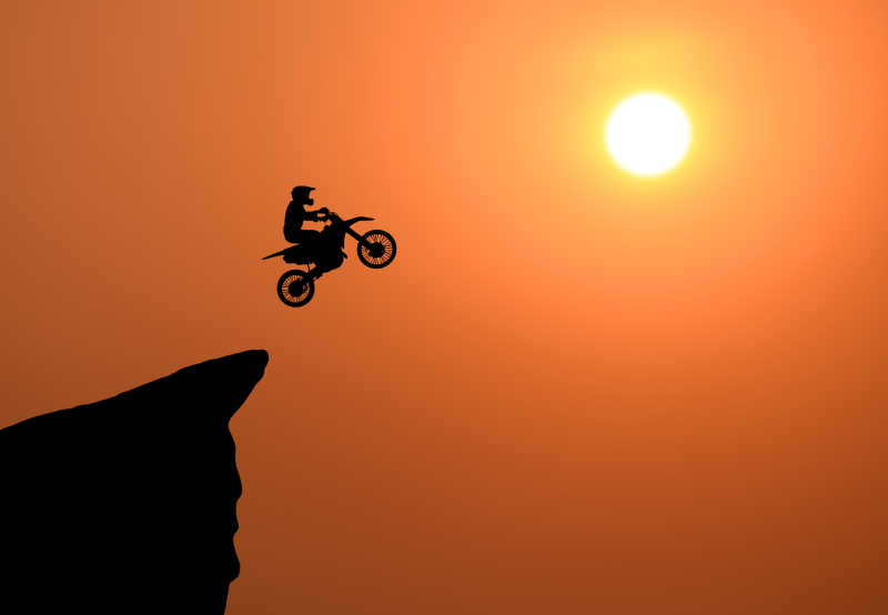 夕阳下跳跃的摩托车赛车手