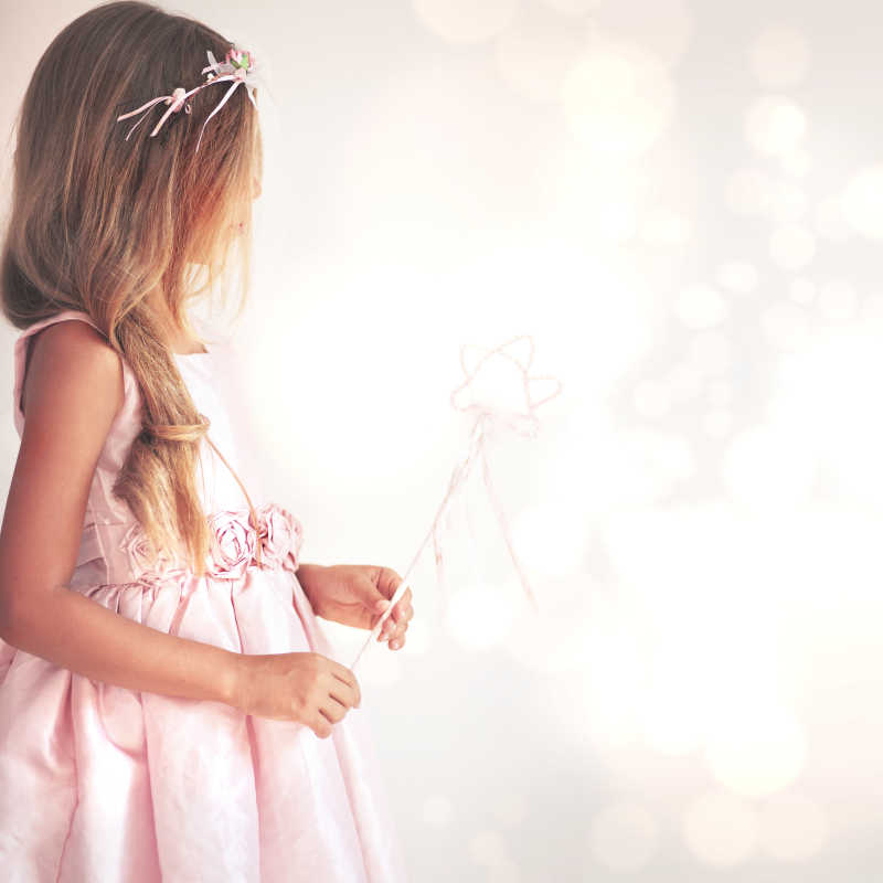 手拿仙女棒穿粉色裙子的小女孩
