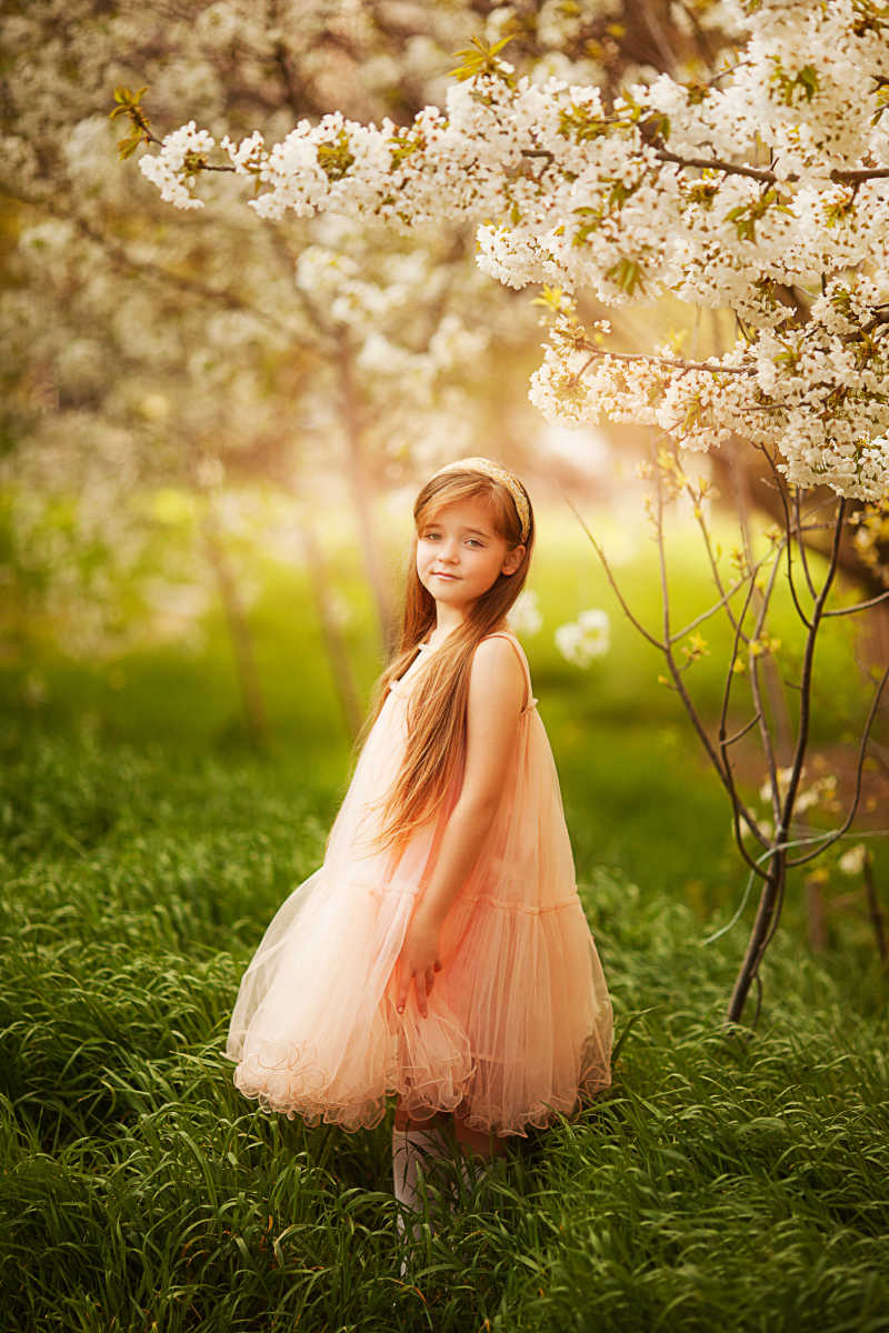 春天可爱的小女孩在花园里